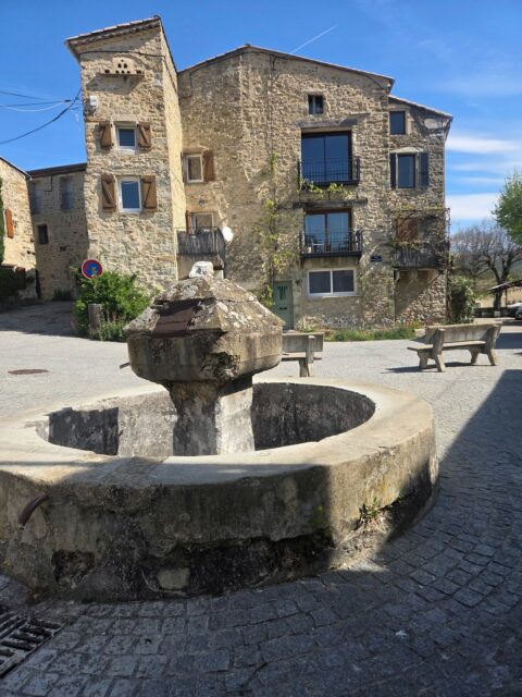 Au cœur de Parc naturel régional des Baronnies, le très beau village de Vesc prends des allures de printemps. Autour, explosion de toutes les nuances de vert ☘️ 🌿🌳, chlorophylle a tous les étages ! La douceur des sommets du Ruy, du Bec de Jus et de Mielandre se déguste à tous les étages. En dessert, panorama exceptionnel sur le Dévoluy et l'intégralité du Vercors !
#randonnée #baronniesprovençales #vesc #dromeprovencale