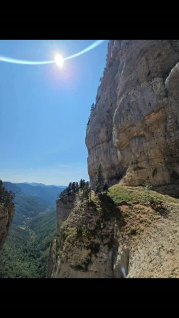 ➡️ Prêt à sortir de ta zone de confort et à découvrir la montagne sous un autre angle ?

Ose le vide ! 🐐⛰️ 

Il y a des sentiers qui impressionnent, des vires suspendues, des passages aériens, des paysages qui donnent le vertige... mais aussi des itinéraires d'une beauté incroyable, souvent loin de la foule.

Mon rôle n'est pas de te mettre en difficulté. Au contraire : je t accompagne, je te rassure et je choisis le bon rythme pour que chacun profite pleinement de l'expérience, en toute sécurité.

Viens découvrir l'expérience sur les vires du Diois et du Vercors avec un accompagnateur en montagne.
📧 Contacte moi en MP pour connaître les prochaines dates !

#vertige #diois #vercors #randonnée #trail