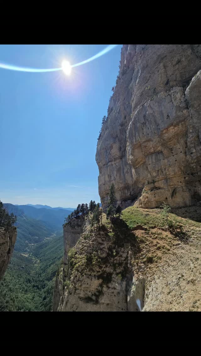 ➡️ Prêt à sortir de ta zone de confort et à découvrir la montagne sous un autre angle ?

Ose le vide ! 🐐⛰️ 

Il y a des sentiers qui impressionnent, des vires suspendues, des passages aériens, des paysages qui donnent le vertige... mais aussi des itinéraires d'une beauté incroyable, souvent loin de la foule.

Mon rôle n'est pas de te mettre en difficulté. Au contraire : je t accompagne, je te rassure et je choisis le bon rythme pour que chacun profite pleinement de l'expérience, en toute sécurité.

Viens découvrir l'expérience sur les vires du Diois et du Vercors avec un accompagnateur en montagne.
📧 Contacte moi en MP pour connaître les prochaines dates !

#vertige #diois #vercors #randonnée #trail
