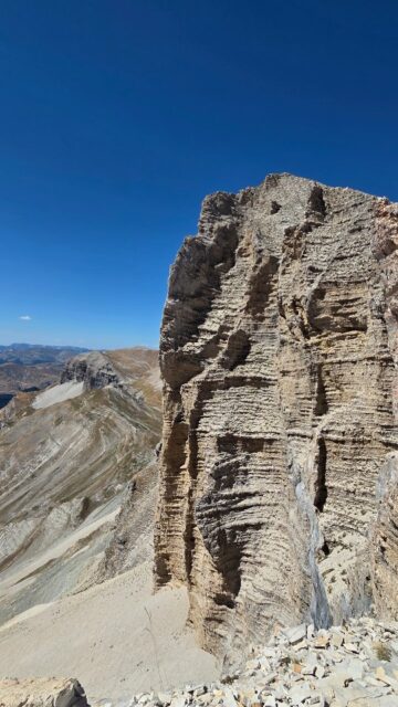 🤔 Comme une envie de grands espaces et de faire le vide ? Vivez des moments inoubliables sur les sommets du Dévoluy 🤩
Et pour votre sécurité, pensez à vous faire accompagner 😉 #randonnée #vertige #devoluy #trail