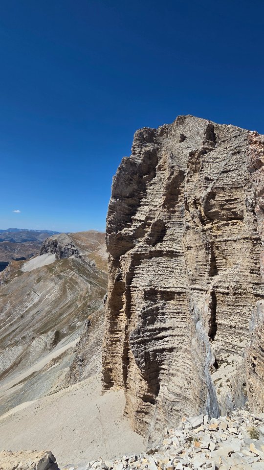 🤔 Comme une envie de grands espaces et de faire le vide ? Vivez des moments inoubliables sur les sommets du Dévoluy 🤩
Et pour votre sécurité, pensez à vous faire accompagner 😉 #randonnée #vertige #devoluy #trail